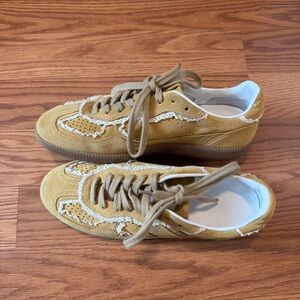 Alohas lace trim sneakers!